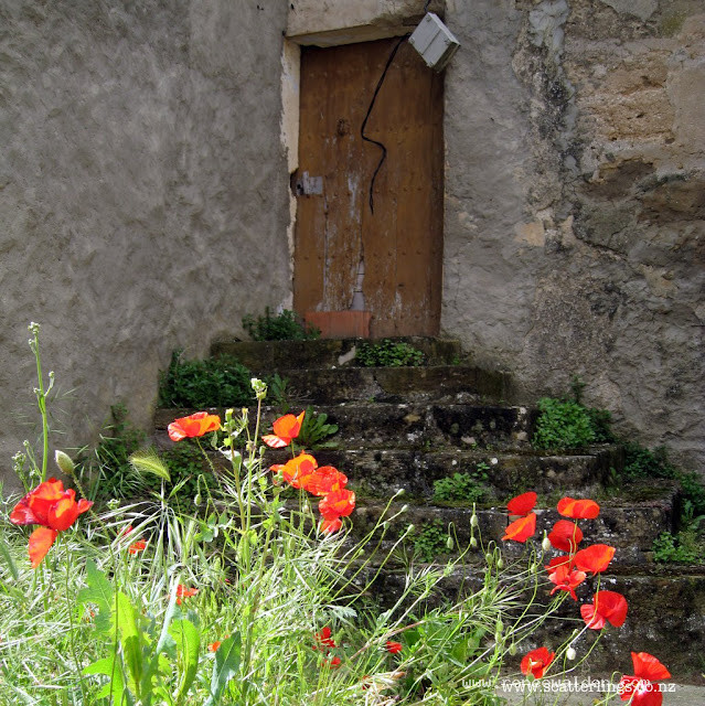 Flowers in towns abound, both untamed and rampant and in tended window boxes. You can see the sketch I did of this little nook in Rubio in my previous post.